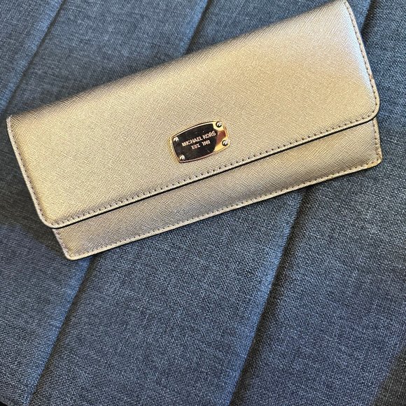 Michael Kors Slim Jet Set Flap Travel Wallet - Picture 1 of 7